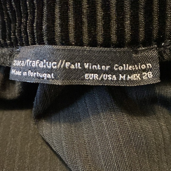 Zara Corduroy Mini Skirt. Size Medium. Black Colour. - Picture 4 of 4